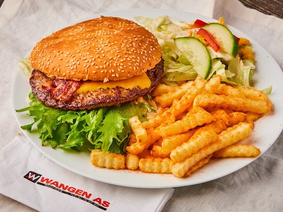 Hamburger med bacon og ost, pommes frites og salat