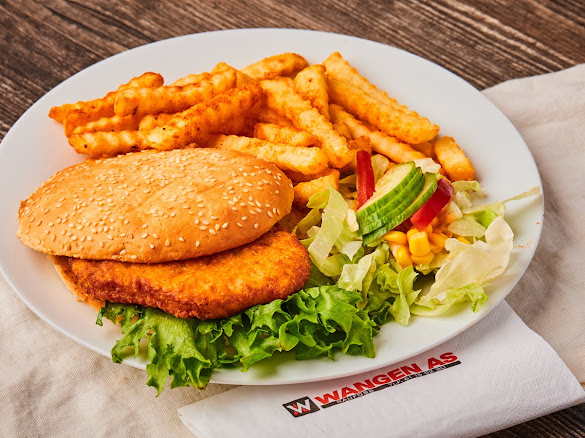 Kyllingburger med pommes frites og salat