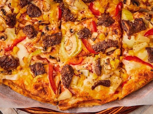 Pizza med biff og grønnsaker